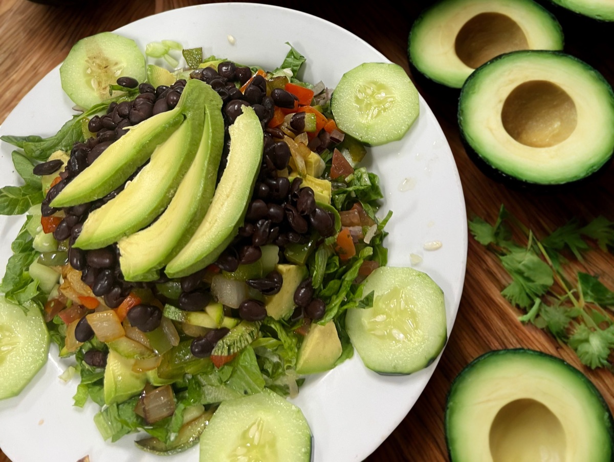 Ensalada vegetariana — fresh salad with avocado