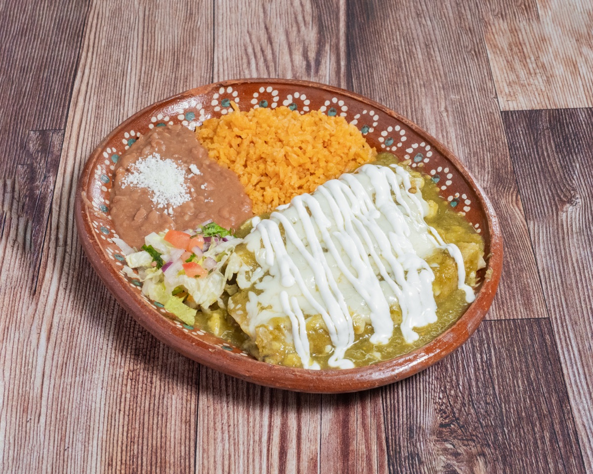 Enchiladas verdes con arroz y frijoles